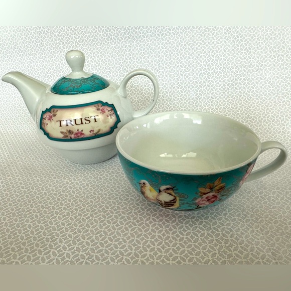 Personal tea pot with cup and saucer - Picture 8 of 11